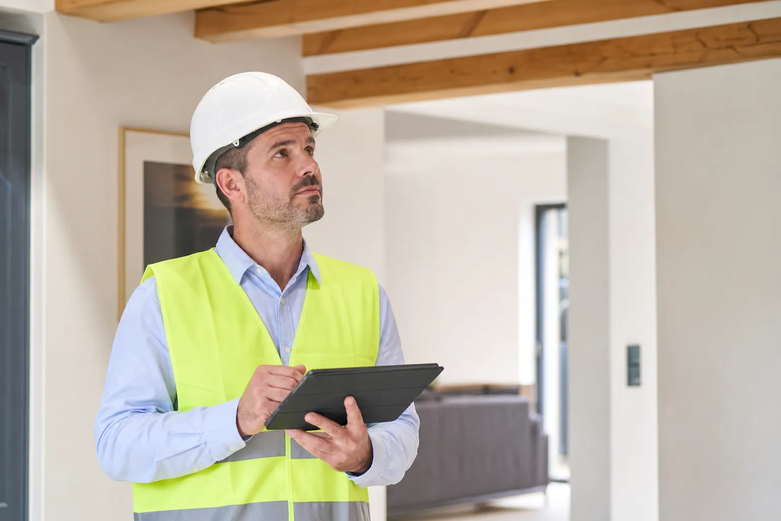 Expert bâtiment inspectant une maison avant achat dans l'Essonne
