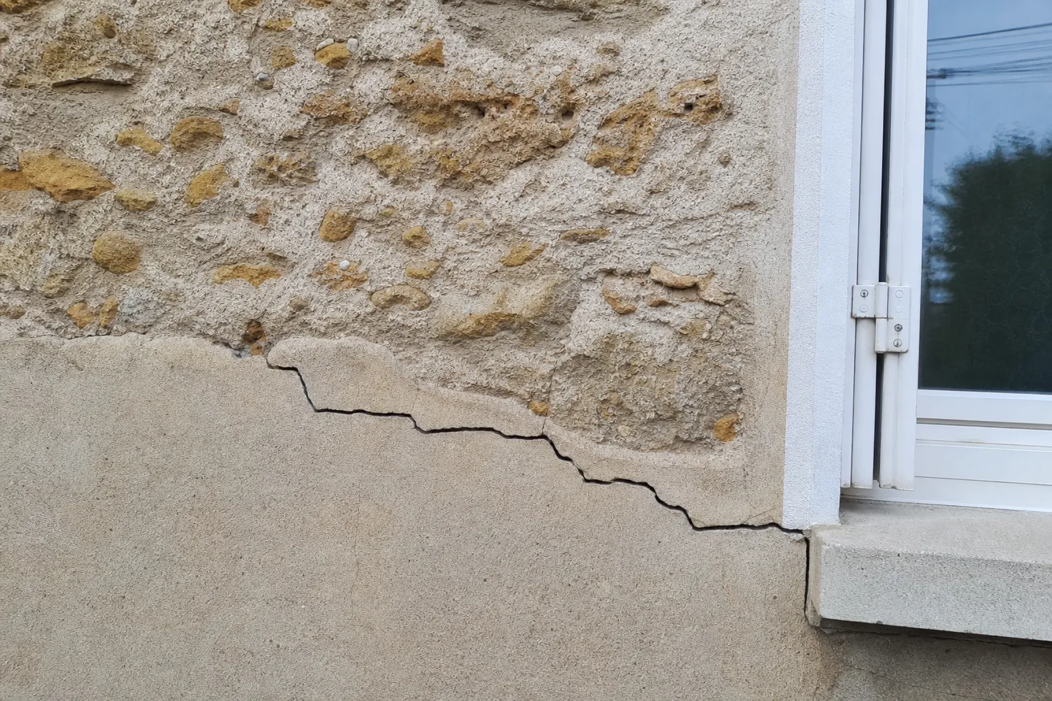 Examen d'une fissure sur une façade à Épinay-sur-Orge lors d'une expertise avant achat