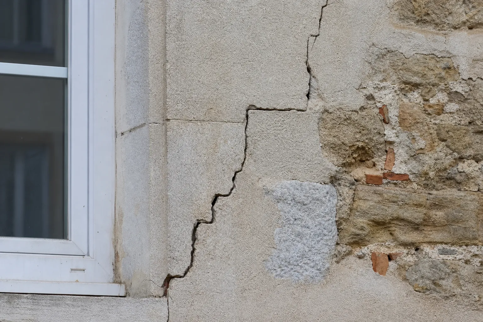 Examen d'une fissure sur un mur ancien à Étampes lors d'une expertise avant achat