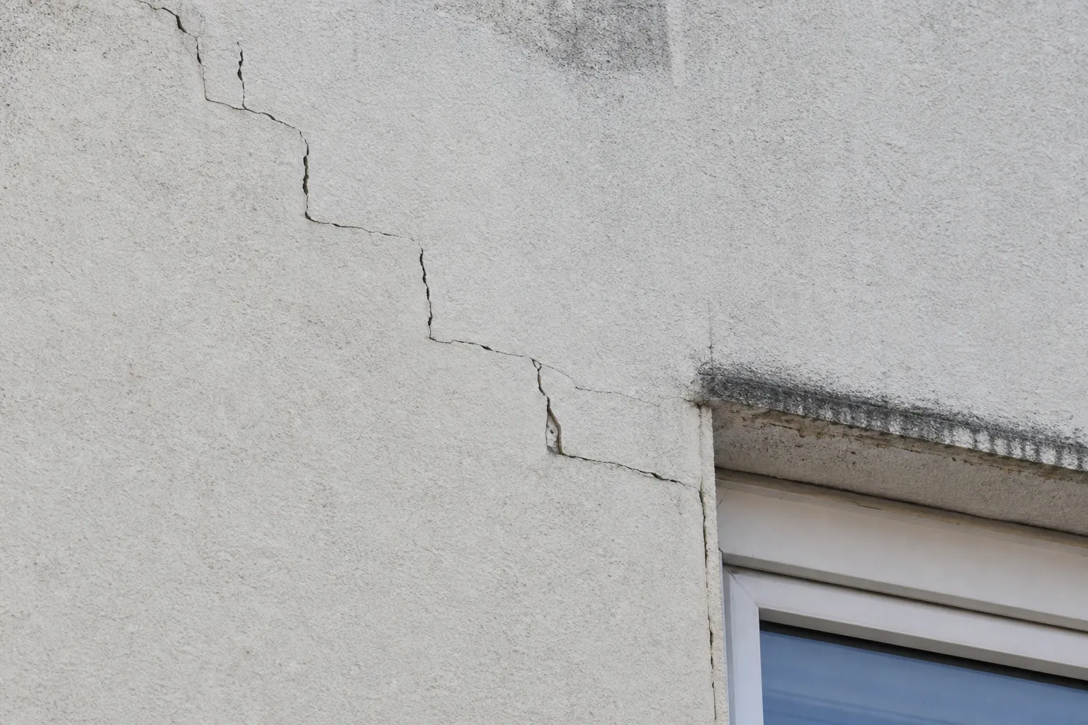 Examen d'une fissure sur une façade à Évry-Courcouronnes lors d'une expertise avant achat