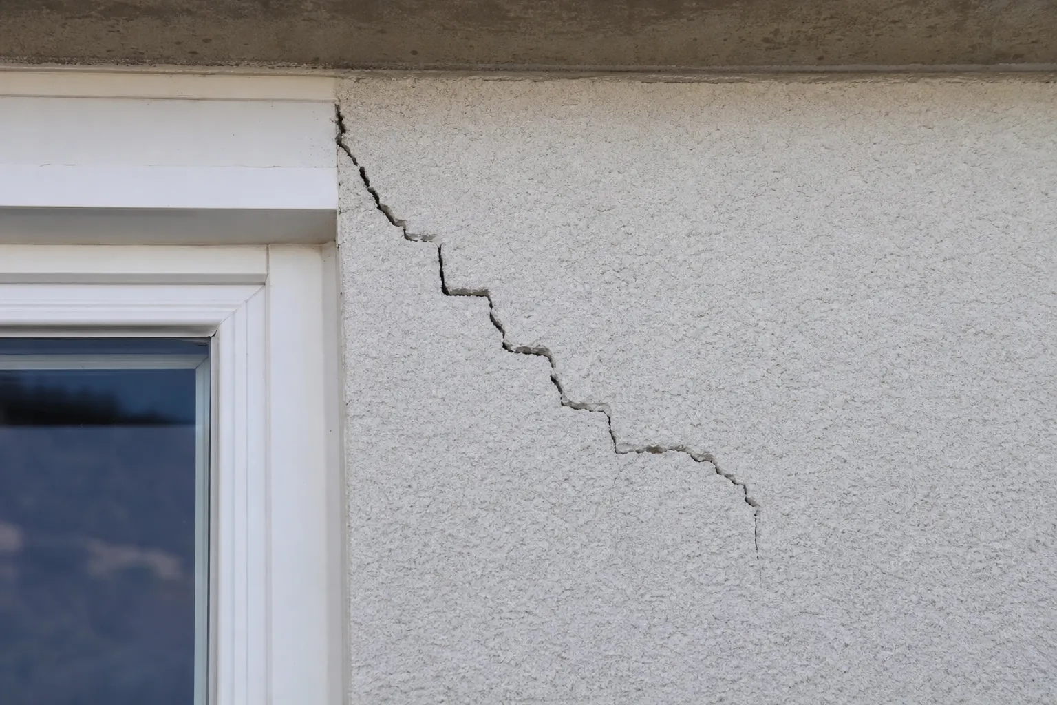 Examen d'une fissure sur une façade à Fleury-Mérogis lors d'une expertise avant achat