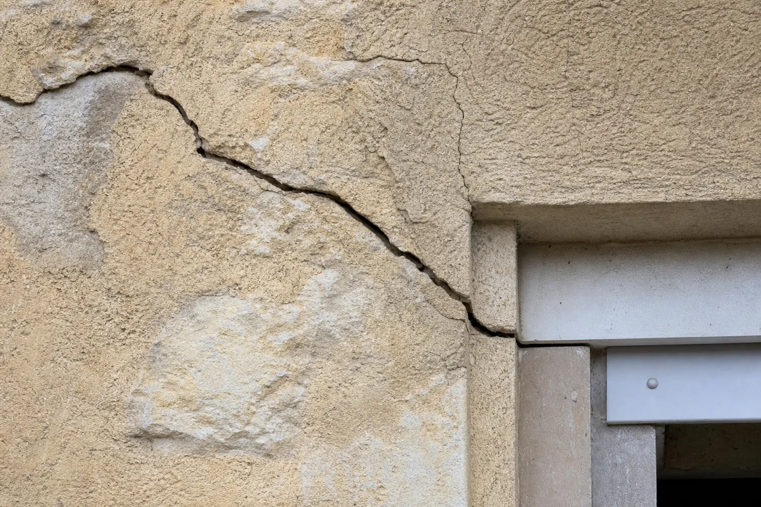 Analyse des fissures et de la structure lors d'une expertise à Dourdan