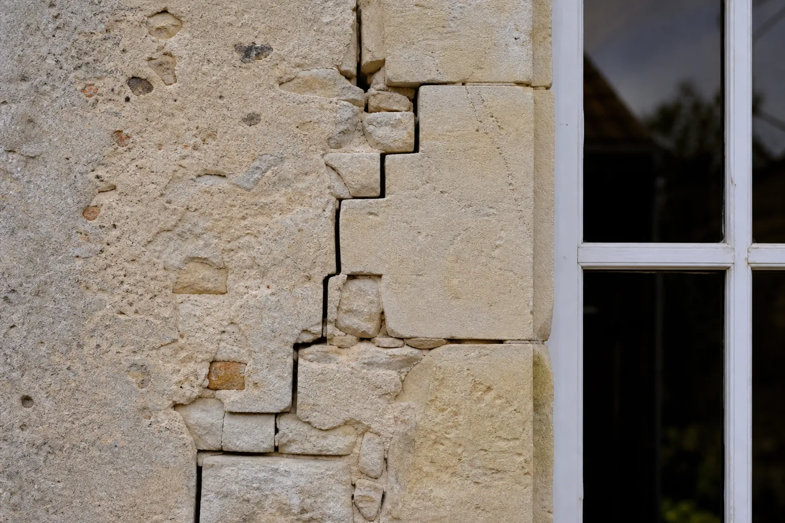 Fissure en escalier sur la façade d'une maison, contrôle structurel lors d'une expertise avant achat