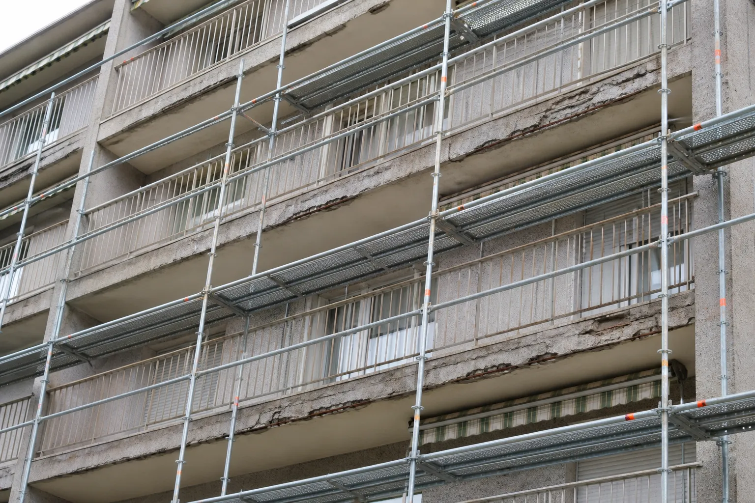 Balcons en béton et nez de dalle dégradés contrôlés sur un immeuble à Viry-Châtillon