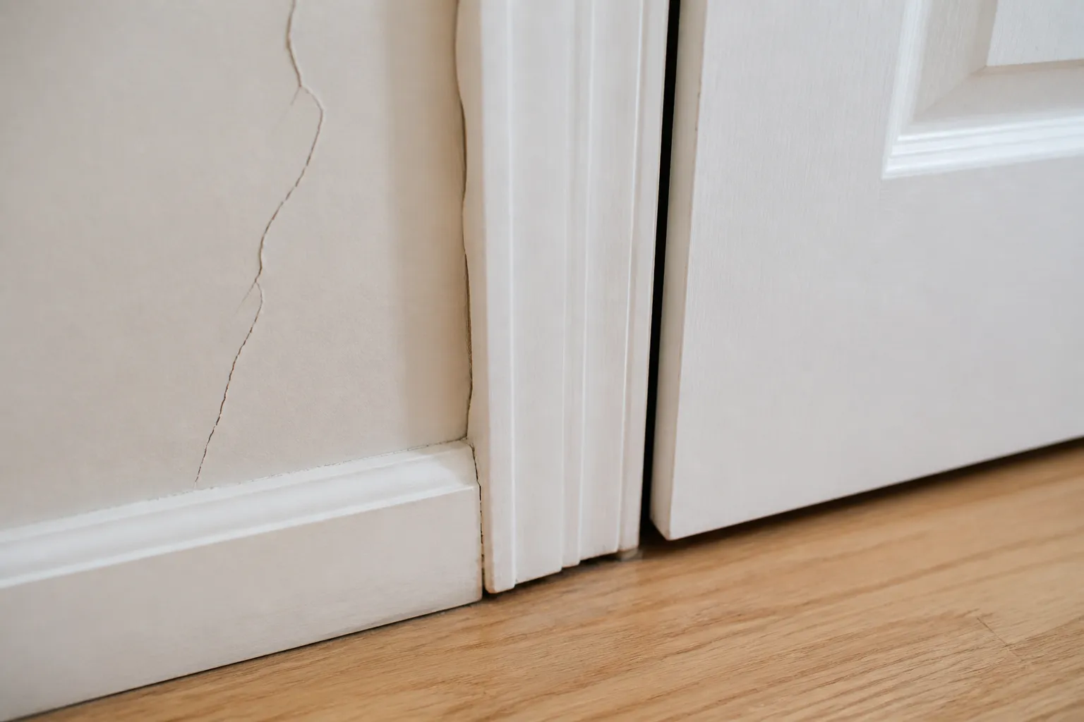 Fissure et porte désalignée, contrôle de la structure lors d'une expertise avant achat