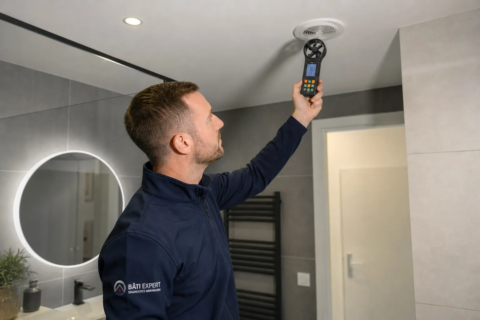 Expert contrôlant la ventilation d’un logement lors d’une expertise avant achat à Morsang-sur-Orge