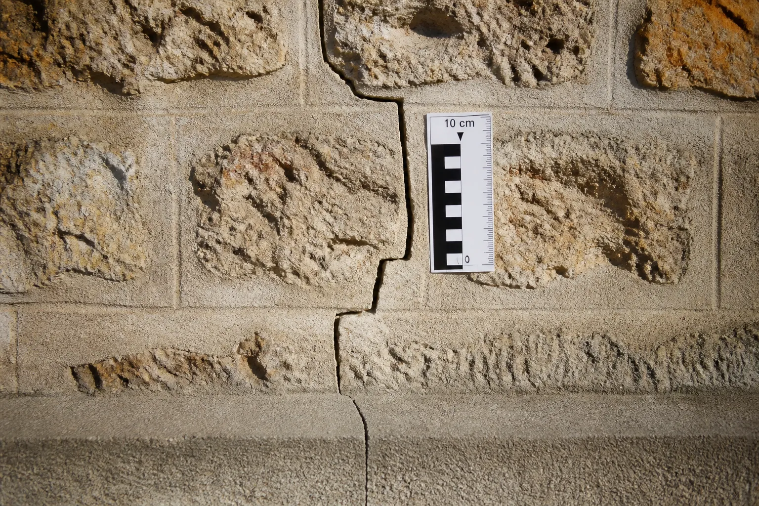 Fissure en escalier mesurée sur un mur en meulière à Sainte-Geneviève-des-Bois
