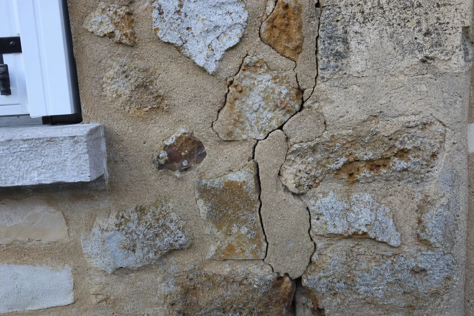 Fissures sur un mur en meuliere lors d une expertise a Gif-sur-Yvette