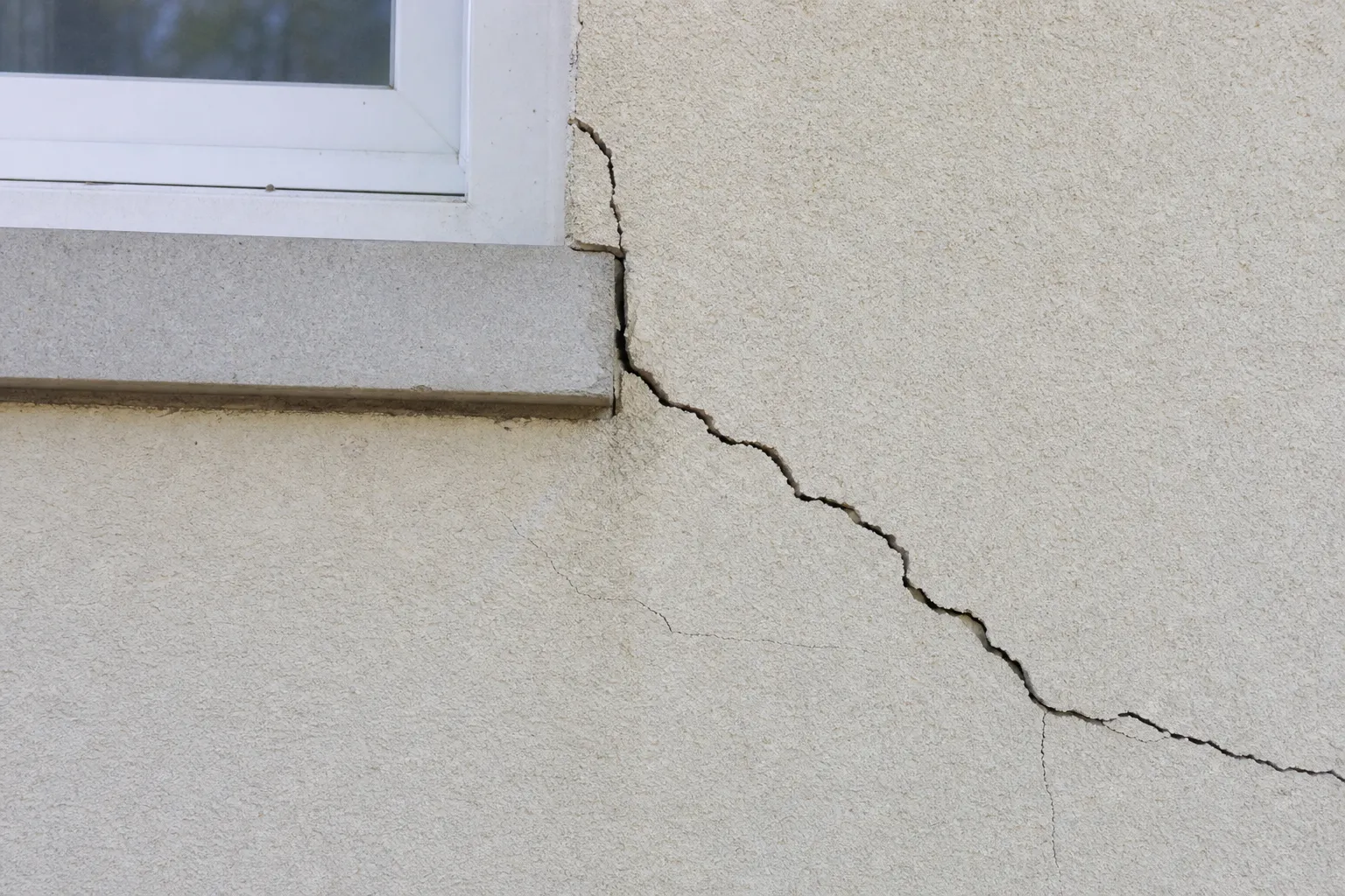 Fissures obliques sur une facade lors d une expertise a Grigny