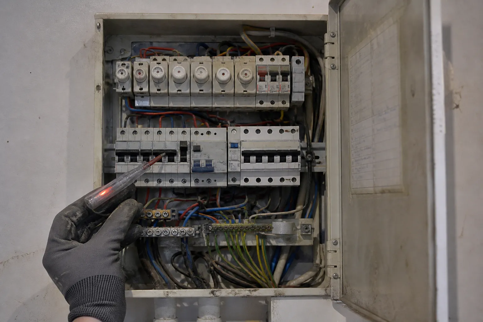 Tableau électrique ancien vérifié dans un logement à Saint-Michel-sur-Orge