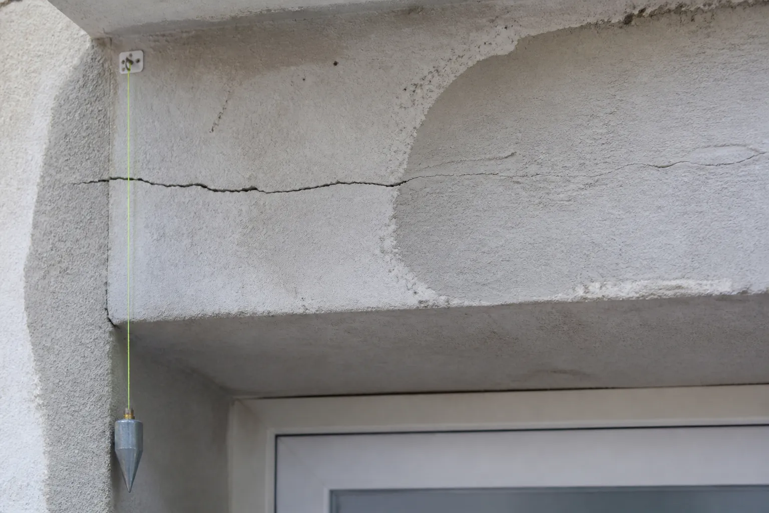 Linteau fissuré et enduit repris contrôlés sur une maison à Vigneux-sur-Seine