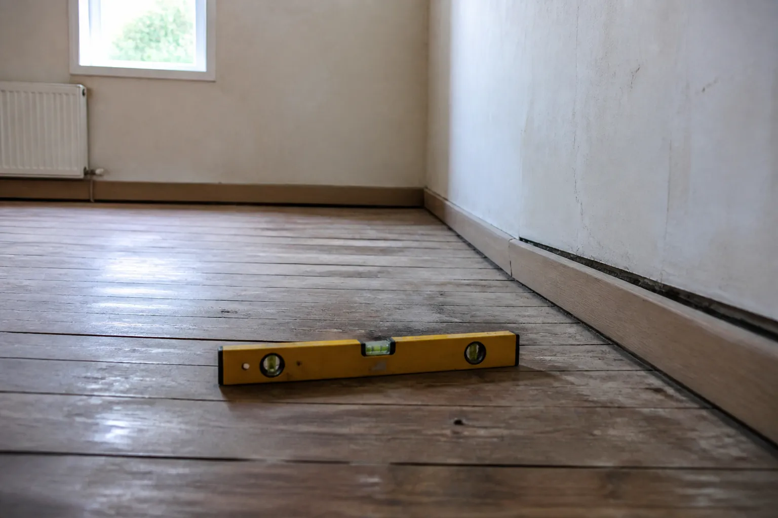 Plancher bois affaissé contrôlé au niveau dans un logement à Savigny-sur-Orge