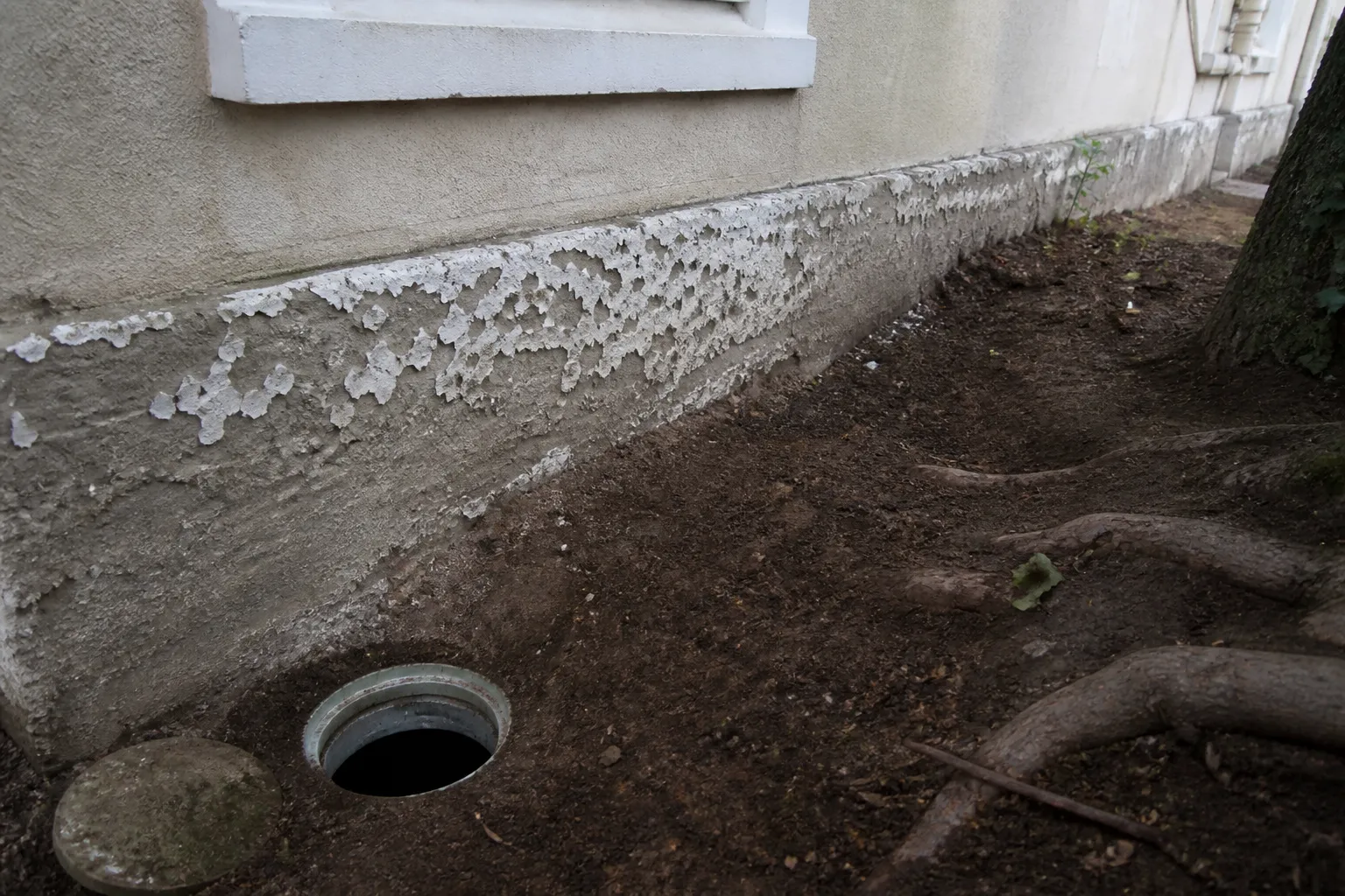 Soubassement dégradé et abords contrôlés sur une maison à Verrières-le-Buisson