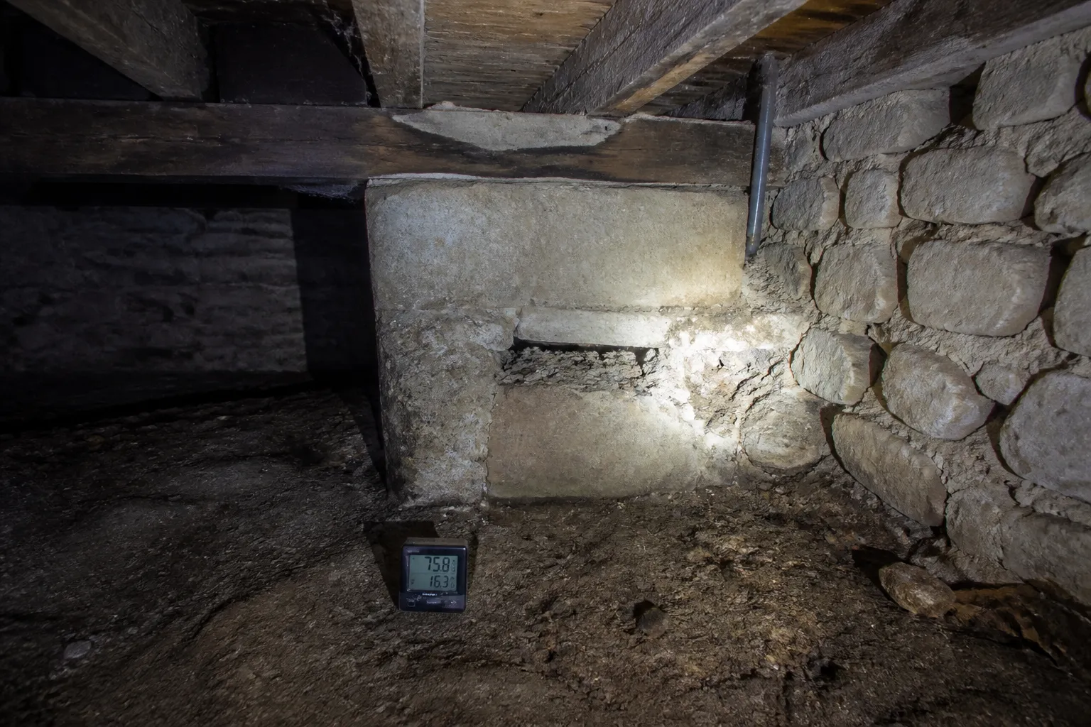 Solives et maçonnerie inspectées dans le sous-sol d’une maison à Yerres