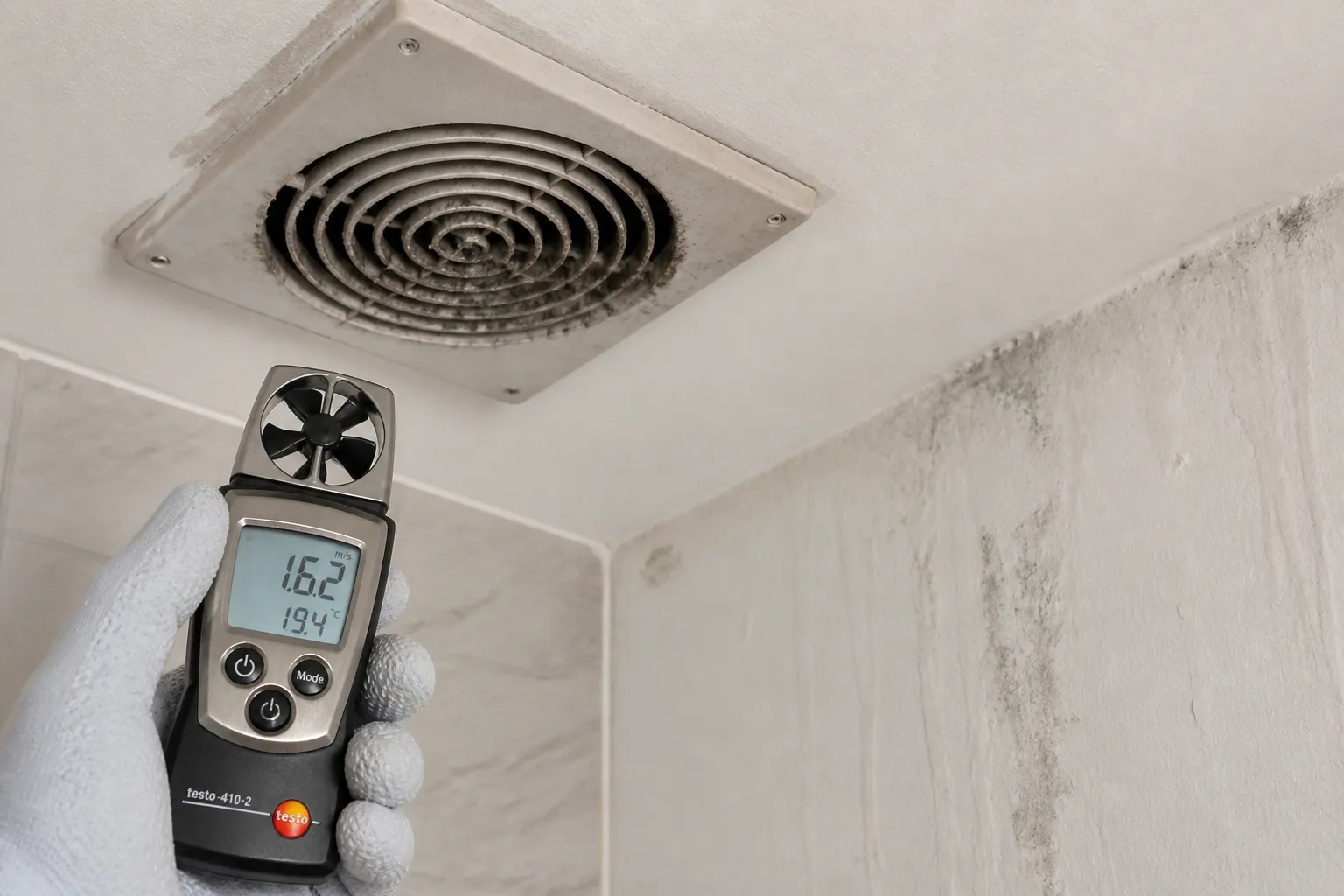 Grille de ventilation encrassée et condensation contrôlées dans un logement aux Ulis